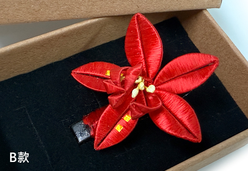 傳統紅春仔花(玉蘭花) 夾胸針髮梳 傳統紅春仔花(玉蘭花) 夾胸針髮梳